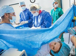 Wanita Pertama di Inggris Mendonorkan Rahimnya untuk Adiknya