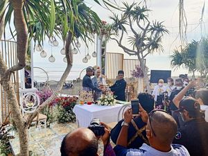 Penghulu Kenang Pernikahan Venna-Ferry di Mendoyo: Masyarakat Antusias Penghulu Kenang Pernikahan Venna-Ferry di Mendoyo: Masyarakat Antusias