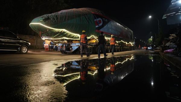 Potret Rangkaian Kereta Cepat Digendong Truk, Meluncur ke Tegalluar