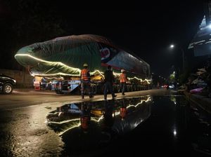 Potret Rangkaian Kereta Cepat Digendong Truk, Meluncur ke Tegalluar