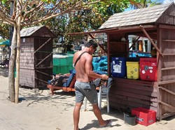 Tak Sabar Pedagang Pantai Kuta Gunakan Lapak Kayu Ulin untuk Jualan