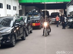 Dikawal Polisi dan Barracuda, Lukas Enembe Dibawa dari RSPAD ke KPK