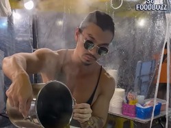 Viral! Penjual Minuman Kekar Mirip Salt Bae Ini Laris Diantre Pelanggan