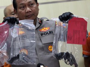 Polisi Tunjukkan Barbuk Perampokan Rumdin Wali Kota Blitar Polisi Tunjukkan Barbuk Perampokan Rumdin Wali Kota Blitar
