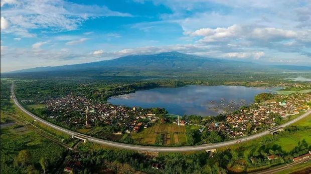 Pasuruan dijuluki City of Mountain. Sebab, Pasuruan dikelilingi gunung. Terlepas dari itu, Pasuruan juga memiliki ranu yang keren.