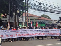 Massa Amppuh Geruduk PN Jaksel Minta Ferdy Sambo Dihukum Mati