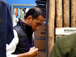 Jokowi ke Mal di Jaksel Malam-malam, Belanja Rompi Produk Lokal