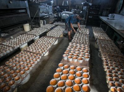 UMKM di Solo Produksi 1.200 Kue Keranjang Per Hari