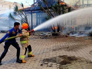 Detik-detik Api Muncul dan Hanguskan RM Ampera Bandung Detik-detik Api Muncul dan Hanguskan RM Ampera Bandung