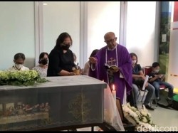 Keluarga Gelar Misa Requiem Angela Korban Mutilasi di RS Polri
