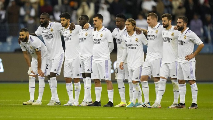 Real Madrids players watch penalty shootout during semi-final of the Spanish Super Cup between Real Madrid and Valencia in Riyadh, Saudi Arabia, Wednesday, Jan. 11, 2023. (AP Photo/Hussein Malla)