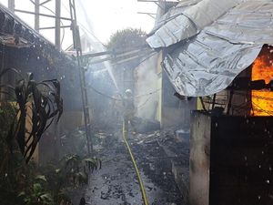 Rumah Semipermanen di Jaksel Terbakar, 21 Mobil Damkar Dikerahkan Rumah Semipermanen di Jaksel Terbakar, 21 Mobil Damkar Dikerahkan