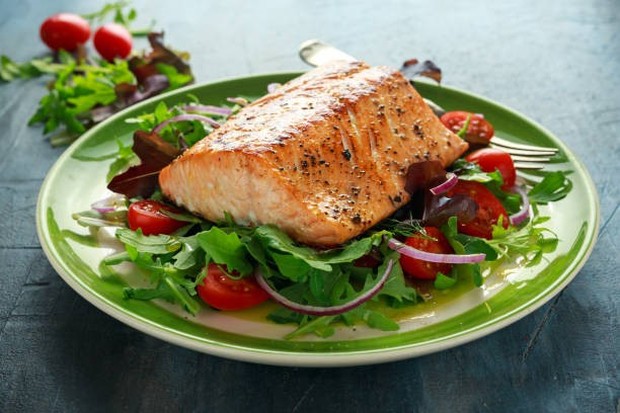 Salmon Salmon memiliki omega-3 yang baik dikonsumsi saat diet