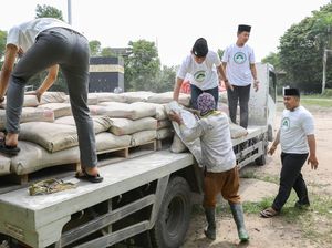 Santri Dukung Ganjar Sumbang Bahan Bangunan buat Ponpes di Palembang