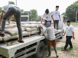 Santri Dukung Ganjar Sumbang Bahan Bangunan buat Ponpes di Palembang