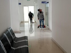 Sejoli Nekat Bermesraan di Alun-alun Kota Malang Disanksi Ngepel-Nyapu