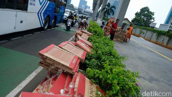 Sempat Bikin Macet, Truk Muatan Keramik di Jalan Gatsu Dievakuasi