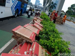 Sempat Bikin Macet, Truk Muatan Keramik di Jalan Gatsu Dievakuasi