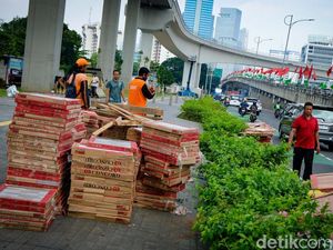 Petugas PPSU 2 Hari Beruntun Bersihkan Pecahan Kaca Truk Terguling di Gatsu Petugas PPSU 2 Hari Beruntun Bersihkan Pecahan Kaca Truk Terguling di Gatsu