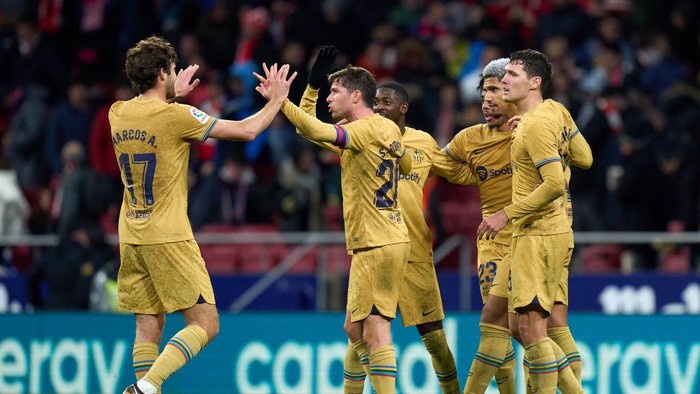 MADRID, SPAIN - JANUARY 08: Marcos Alonso, Sergi Roberto, Ousmane Dembele, Jules Kounde, Ronald Araujo and Andreas Christensen of FC Barcelona celebrate after the LaLiga Santander match between Atletico de Madrid and FC Barcelona at Civitas Metropolitano Stadium on January 08, 2023 in Madrid, Spain. (Photo by Angel Martinez/Getty Images)