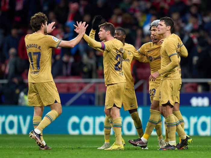 MADRID, SPAIN - JANUARY 08: Marcos Alonso, Sergi Roberto, Ousmane Dembele, Jules Kounde, Ronald Araujo and Andreas Christensen of FC Barcelona celebrate after the LaLiga Santander match between Atletico de Madrid and FC Barcelona at Civitas Metropolitano Stadium on January 08, 2023 in Madrid, Spain. (Photo by Angel Martinez/Getty Images)
