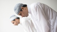 Berapa Lama Waktu Minimal Tumakninah dalam Sholat?