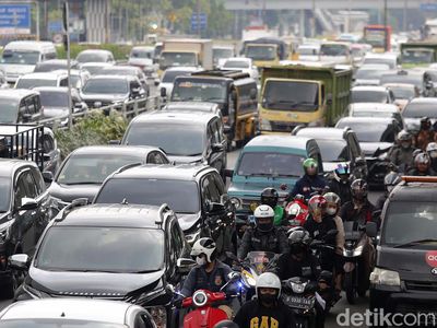 Potret Kemacetan di Tol Dalam Kota dan Jalan MT Haryono Siang Ini