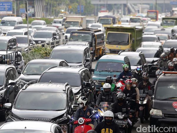 Potret Kemacetan di Tol Dalam Kota dan Jalan MT Haryono Siang Ini