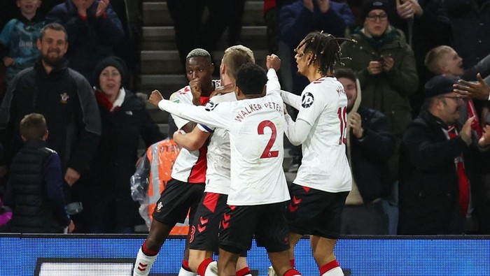 Soccer Football - Carabao Cup - Quarter Final - Southampton v Manchester City - St Marys Stadium, Southampton, Britain - January 11, 2023  Southamptons Moussa Djenepo celebrates scoring their second goal with teammates REUTERS/David Klein EDITORIAL USE ONLY. No use with unauthorized audio, video, data, fixture lists, club/league logos or live services. Online in-match use limited to 75 images, no video emulation. No use in betting, games or single club /league/player publications.  Please contact your account representative for further details.