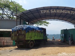 Pembuangan Sampah ke TPA Sarimukti Terhambat gegara Jalan-Alat Berat Rusak