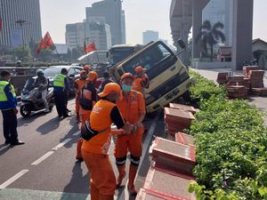 Ini Truk Kecelakaan di Gatsu Jakarta yang Bikin Lalin Macet Pagi Ini