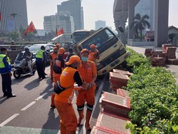 Ini Truk Kecelakaan di Gatsu Jakarta yang Bikin Lalin Macet Pagi Ini