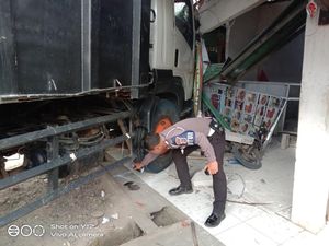 Alami Rem Blong, Truk Tronton Tabrak 2 Warung di Bogor