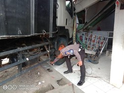 Alami Rem Blong, Truk Tronton Tabrak 2 Warung di Bogor