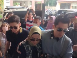 Penampakan Venna Melinda Jalani Pemeriksaan KDRT, Diapit Verrell-Athalla