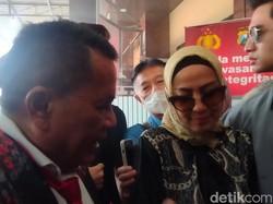 Venna Melinda Didampingi Hotman Paris Tiba di Polda Jatim