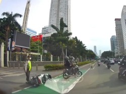 Pemotor Bercelana Loreng Ngebut di Jalur Sepeda, Nabrak Pemotor Lain Malah Marah