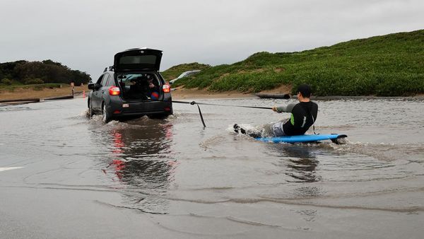 Warga California Asik Main Selancar di Tengah Banjir
