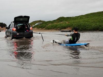 Warga California Asik Main Selancar di Tengah Banjir