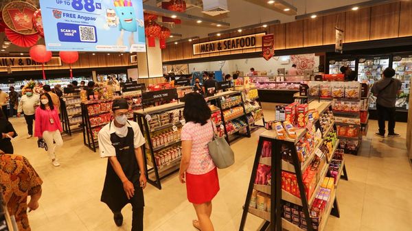 Warga Serbu Pusat Perbelanjaan Jelang Imlek