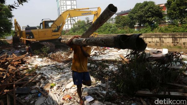 Puluhan Bangunan Ilegal di Proyek Sodetan Ciliwung Digusur