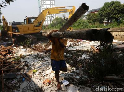 Puluhan Bangunan Ilegal di Proyek Sodetan Ciliwung Digusur