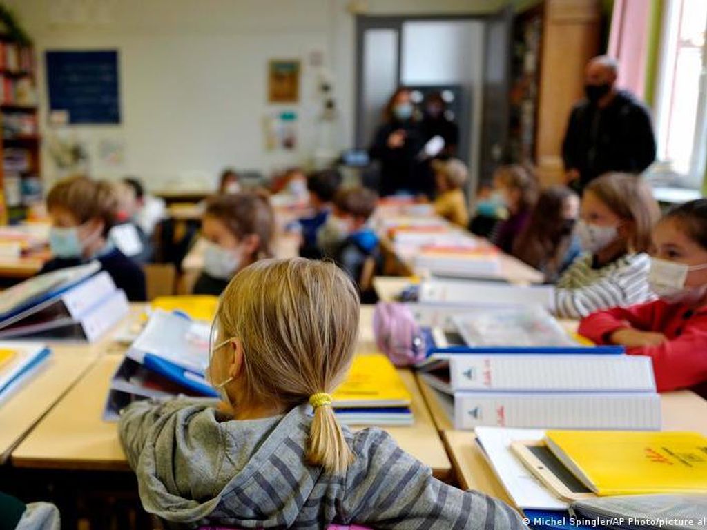 Atasi Kesenjangan, Prancis Ingin Berlakukan Kembali Seragam Sekolah