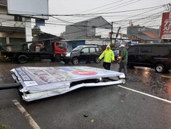 Diterpa Angin Kencang, Baliho di Leuwinanggung Depok Roboh