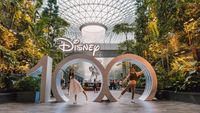 Foto: Bandara Changi Berhias Pernak-pernik Disney
