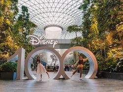 Bandara Changi Dihias Meriah ala Disney