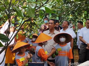 Heru Budi Kunjungi Agro Edu Ragunan, Tanam Terong Bareng Anak Panti Asuhan