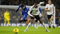 Bek tengah: Tosin Adarabioyo (Fulham). Tinggi 196cm. Foto: AP/Alastair Grant