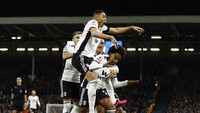 4. Fulham. Dalam 10 laga terakhir Premier League, Fulham cuma meraih 2 kemenangan, 2 seri, dan 6 kali kalah dengan perbandingan jumlah gol-bobol sebesar 7-12. Foto: Peter Cziborra/Action Images/Reuters