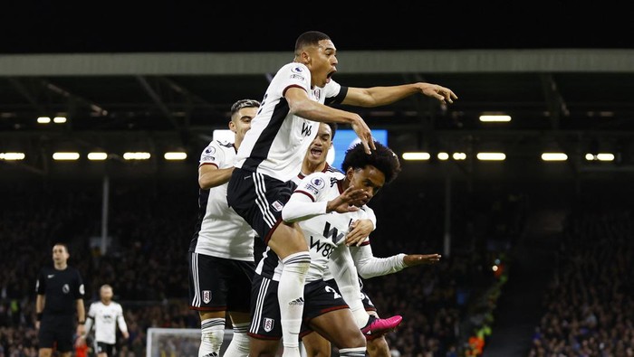 Chelsea Keok di Markas Fulham Soccer Football - Premier League - Fulham v Chelsea - Craven Cottage, London, Britain - January 12, 2023 Fulham's Willian celebrates scoring their first goal with teammates Action Images via Reuters/Peter Cziborra EDITORIAL USE ONLY. No use with unauthorized audio, video, data, fixture lists, club/league logos or 'live' services. Online in-match use limited to 75 images, no video emulation. No use in betting, games or single club /league/player publications. Please contact your account representative for further details.